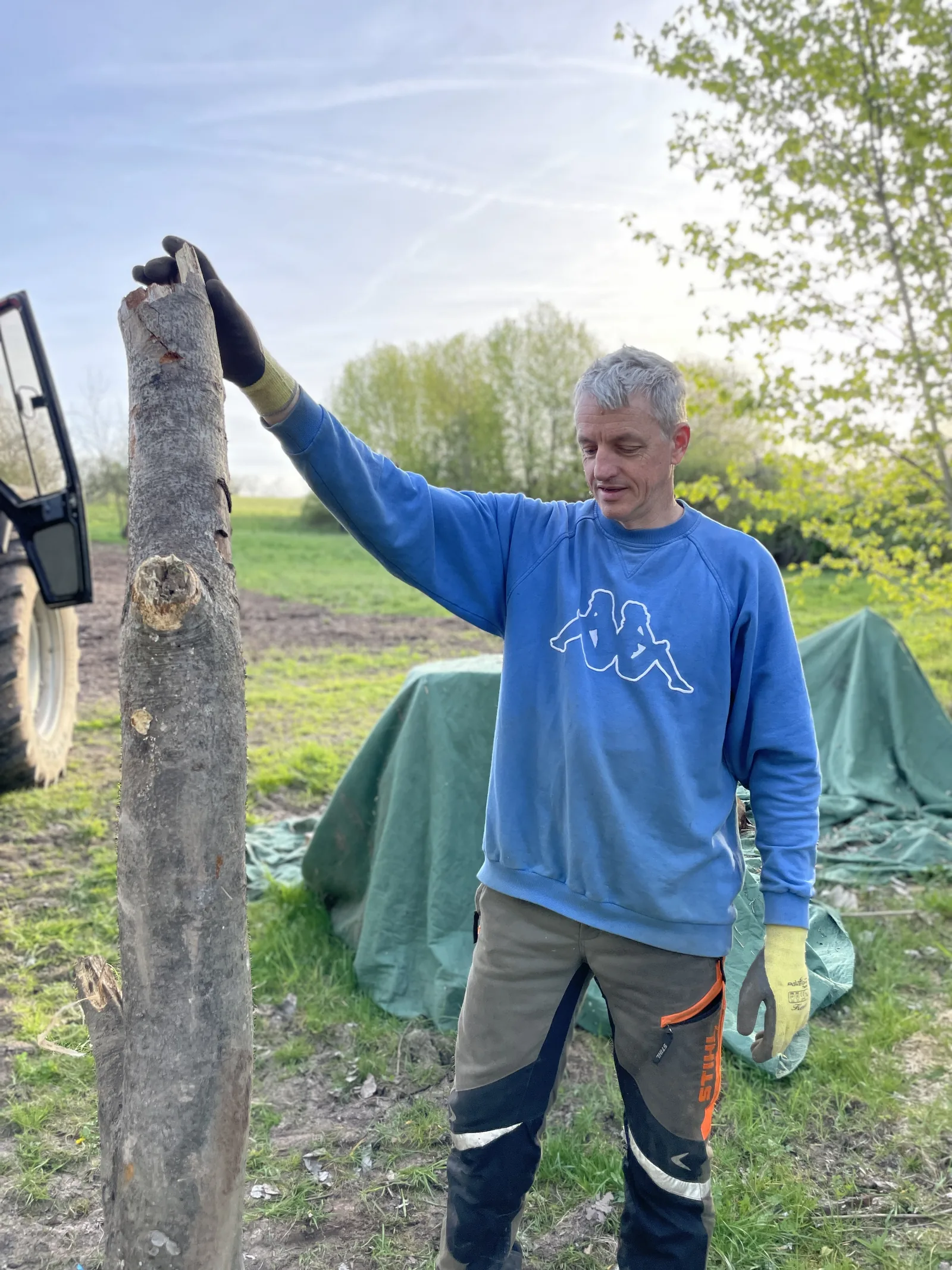 Michael Seebach mit Holzstamm
