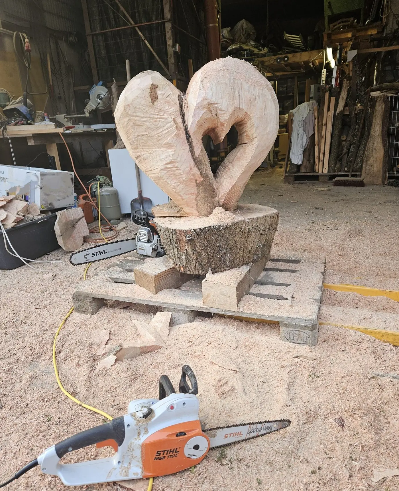 Herz-Skulptur aus Holz, mit der Kettensäge grob ausgearbeitet